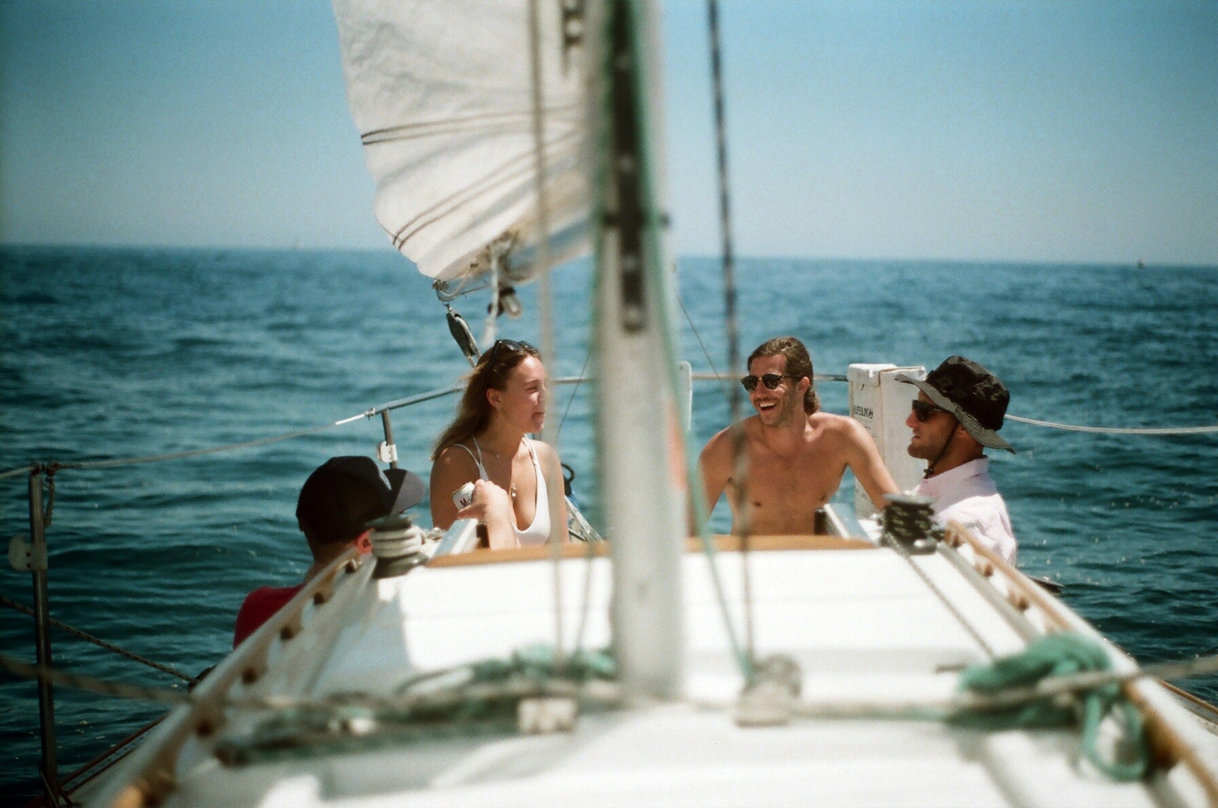 Tripulación disfrutando en un velero